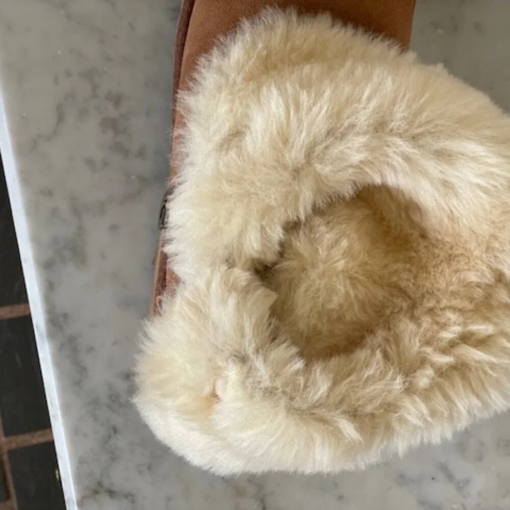 UGG Bailey Button UGG Charm Chestnut Brown Sheepskin Boots Size 6 - Picture 13 of 16
